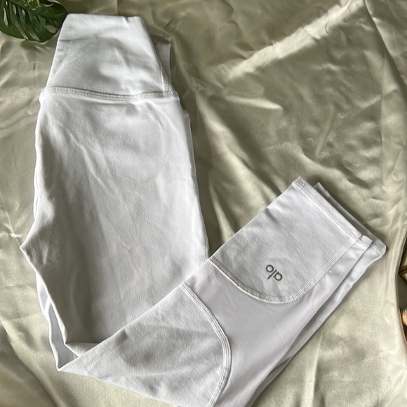 Like New ALO Yoga High-Waist Coast Capri - Picture 7 of 8